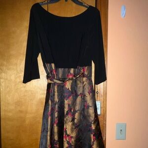 Adrianna Papell Black and Gold Long Sleeve Dress